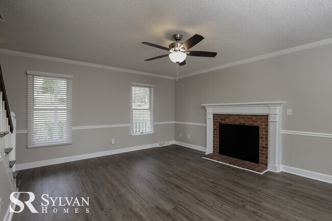 Building Photo - Spacious 2 Story Home