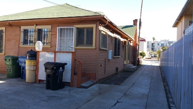 Building Photo - 943 N Oxford Ave