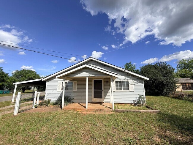 Foto del edificio - Well maintained home in convenient location w/seasonal landscaping incl.