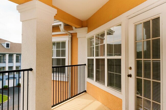 Foto del edificio - Spacious 2 bed 2 bath condo, split floorplan on the 3rd floor! Gated community at Mosaic at Millenia