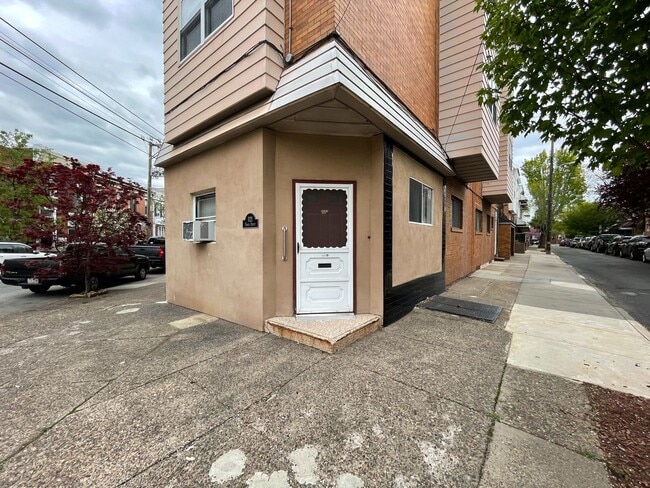 Building Photo - 1121 Tasker St