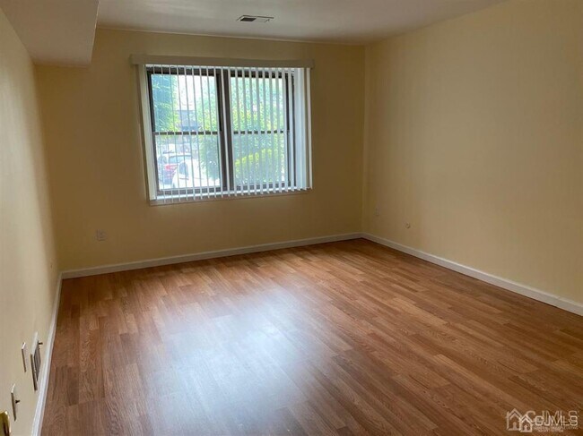 Foto del edificio - 321 Sharon Garden Ct