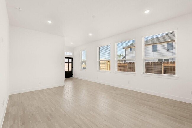 Foto del edificio - 295 Mallards Rim Dr