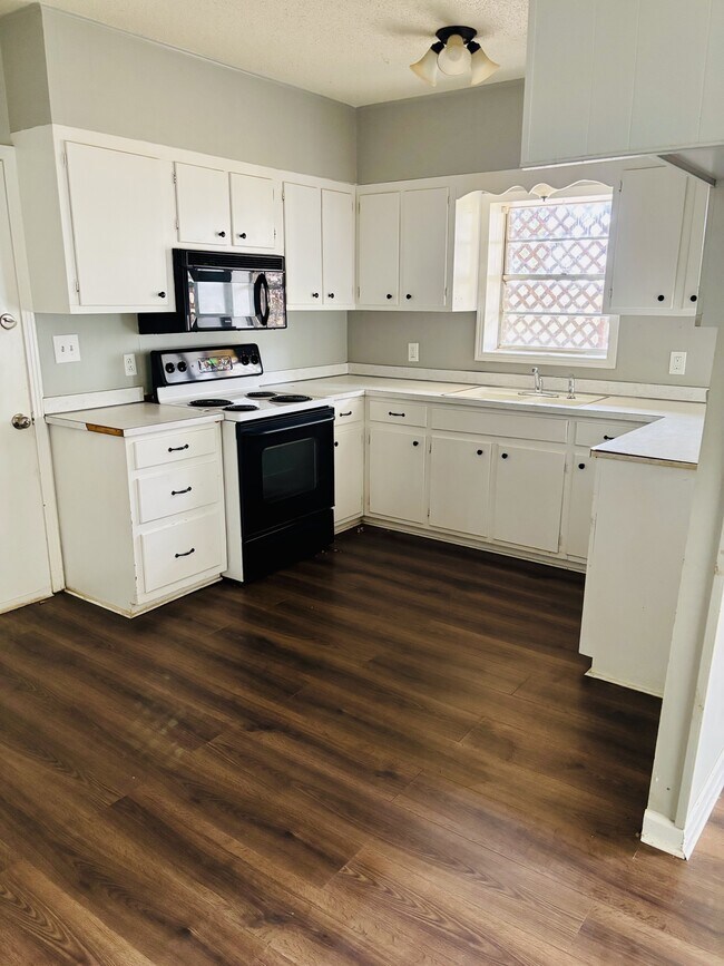 Foto del edificio - 645 Dawson Rd