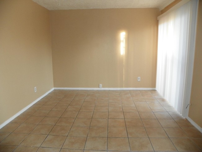 Building Photo - 545 Alvarado Dr SE