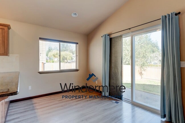 Building Photo - 3 Bedrooms 2 Bath Located In Crosby Commons