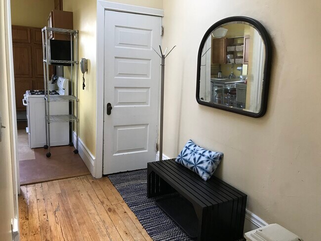 Pasillo del segundo piso mirando hacia la cocina (este) - 3284 Dawson Street