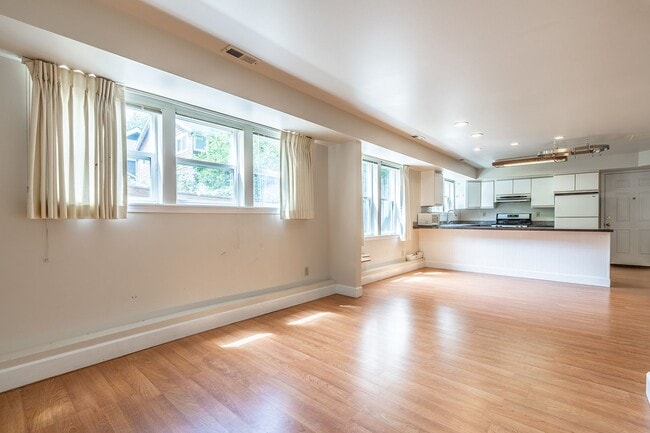 Foto del edificio - 2BR Apartment in Classic Capitol HIll House