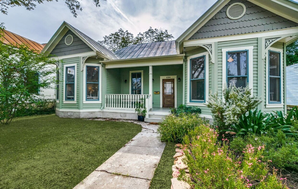 Primary Photo - Fully renovated 4 bedroom/4 bath home