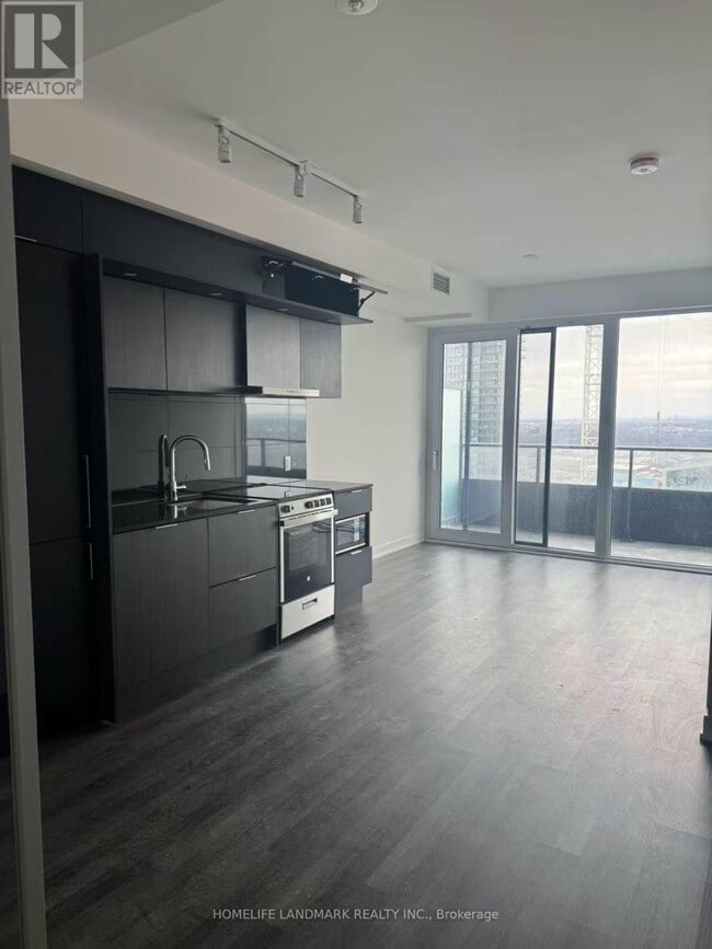 Building Photo - 448 Burnhamthorpe Rd W