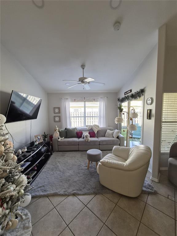 Foto del edificio - 658 Green Valley Rd