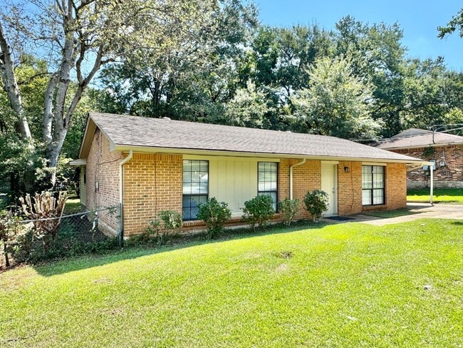 Building Photo - Dreamy 3 bedroom !