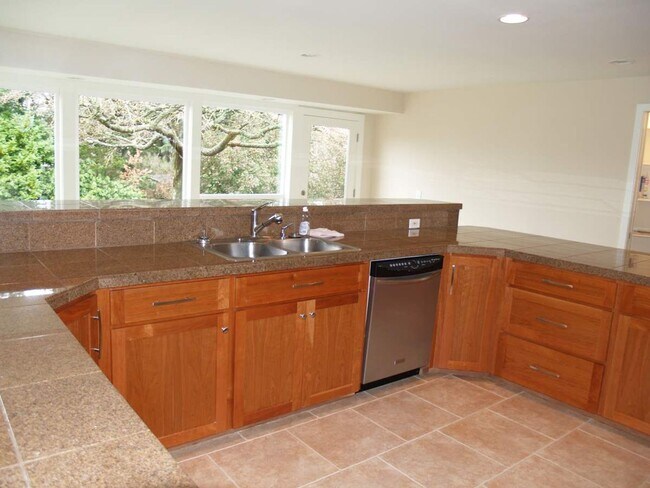 Building Photo - Charming 3 Bedroom Harbor View Home