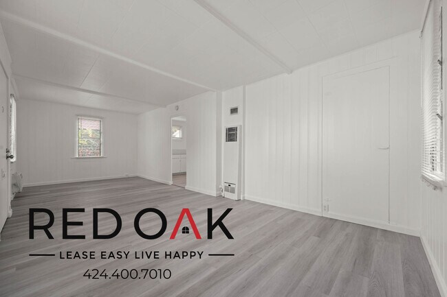 Foto del edificio - Spacious One Bedroom Bungalow, with Lots o...