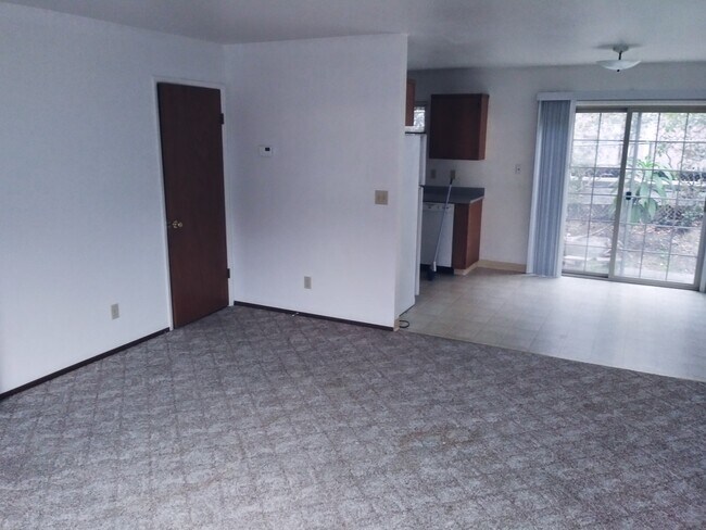Building Photo - 585 Ridge Rd