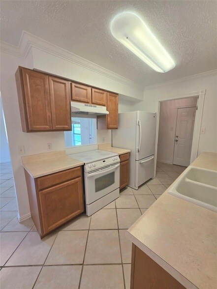 Foto del edificio - 15208 Spring Hill Ln