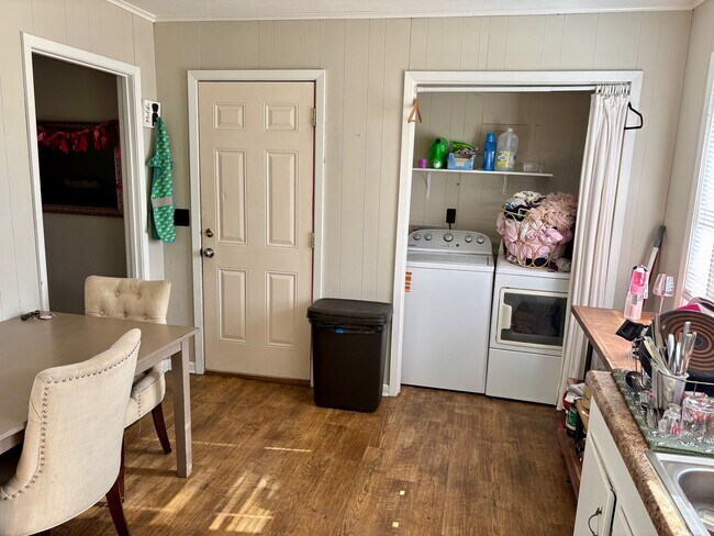 Building Photo - 506 Spring St