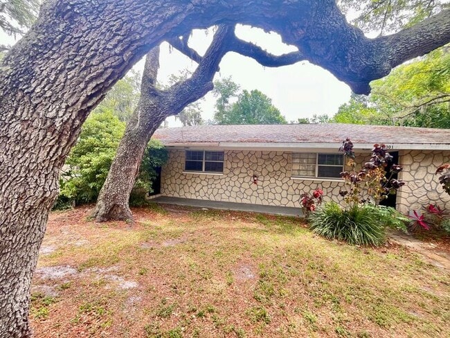 Building Photo - 5303 Oakwood Ct