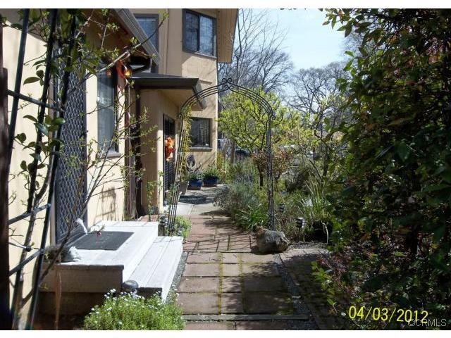 Building Photo - 14125 Lakeshore Dr