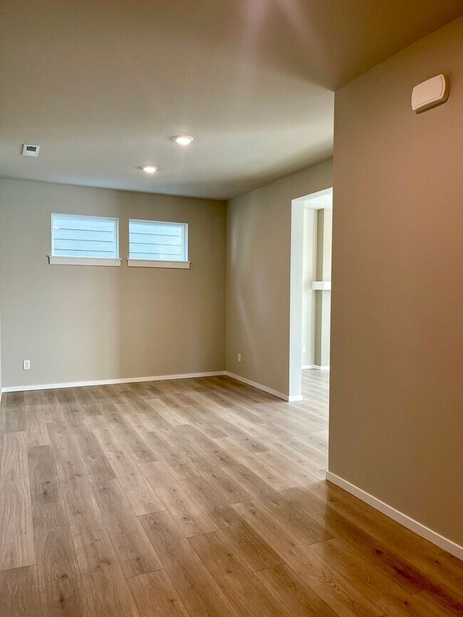 Building Photo - Stunning views and Quality Newer Construct...