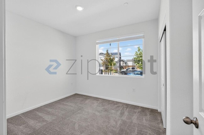 Building Photo - Unit