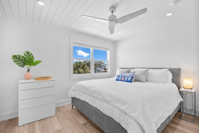 Building Photo - 17735 Front Beach Rd