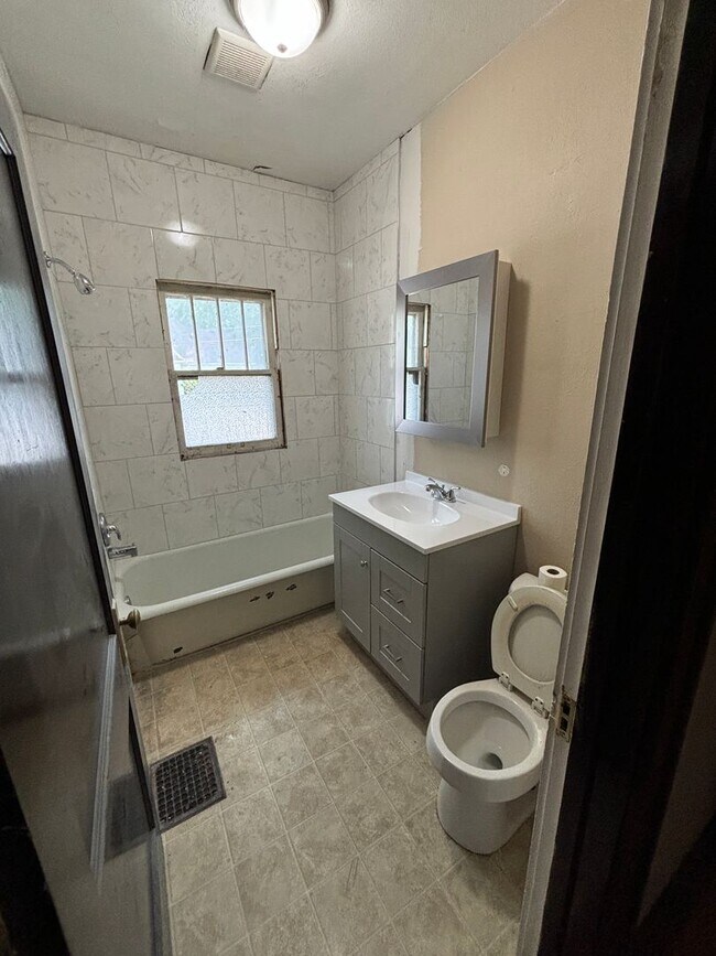 Building Photo - House for rent near downtown Urbana