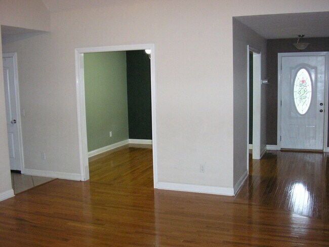 Building Photo - 1002 Angelica St