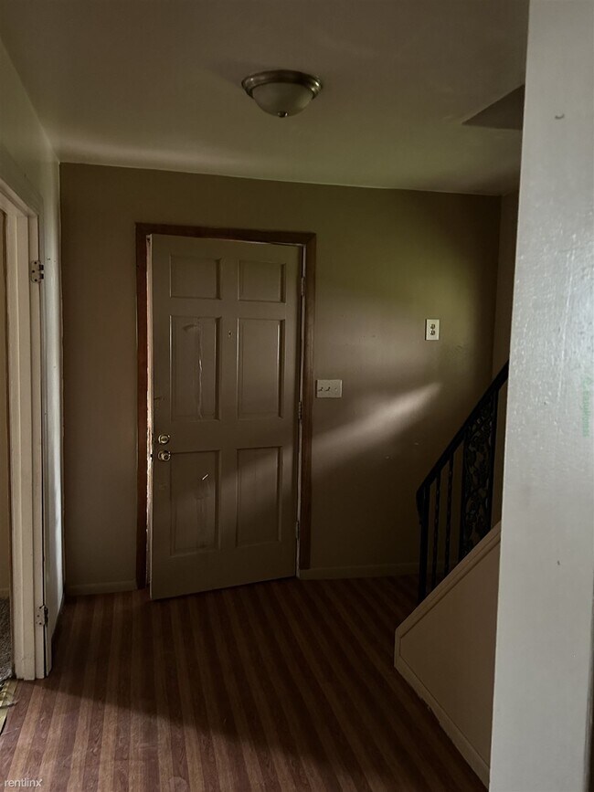 Building Photo - 2 br, 1.5 bath House - 2505 Northeast Monr...
