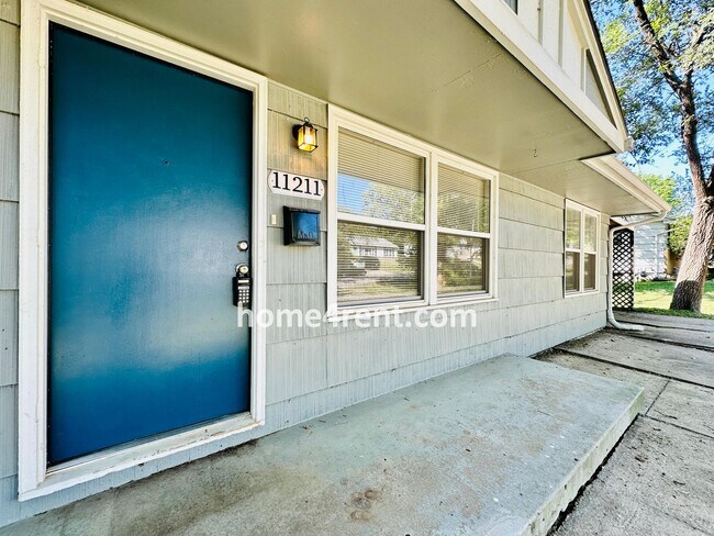 Foto del edificio - Ranch Style Home in KCMO w/ LVP Floors, SS Appliances and a Fenced Yard!