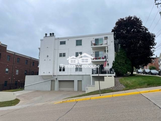 Building Photo - 301 3rd St S