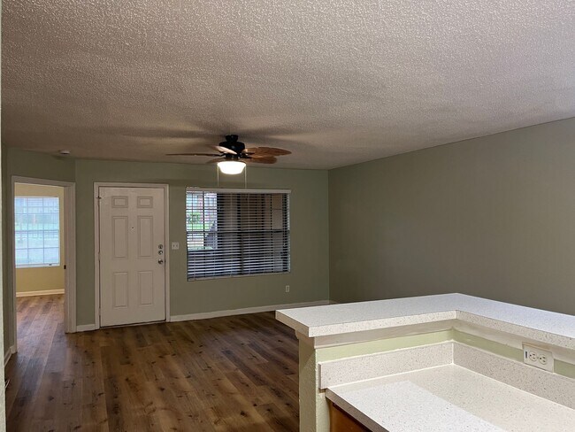 Foto del edificio - 355 Lakepointe Dr
