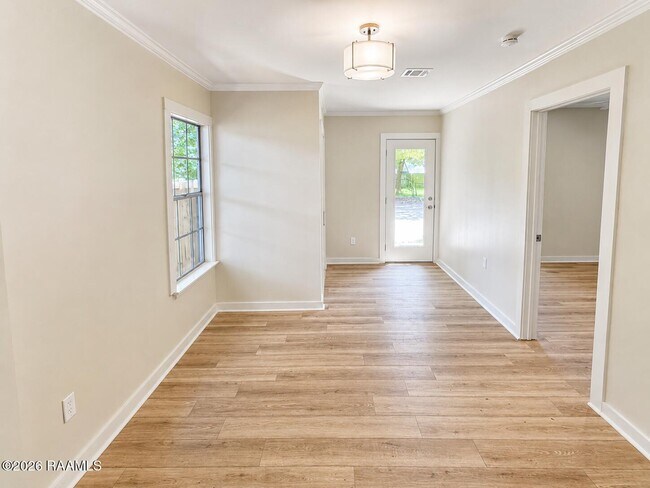 Building Photo - 303 Thelma Dr