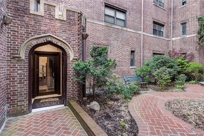 Foto del edificio - 240 Halstead Ave
