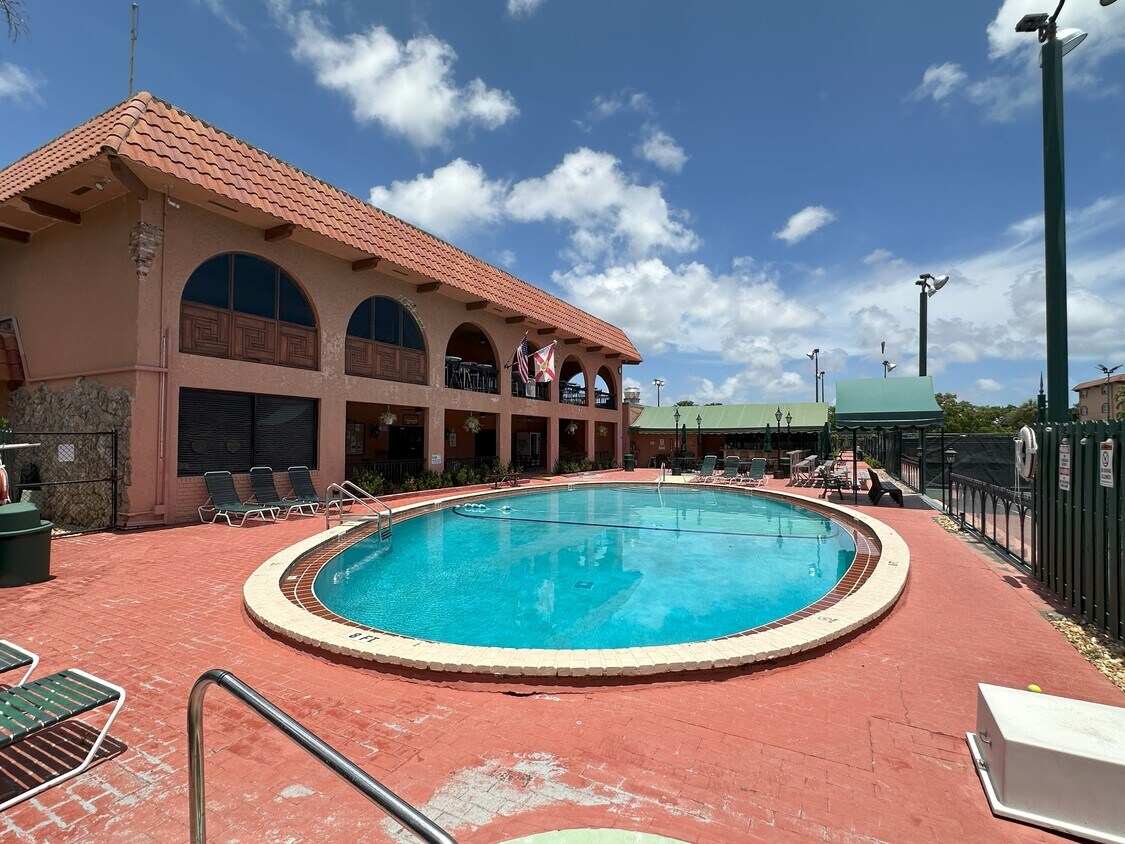 Foto principal - 670 Tennis Club Dr