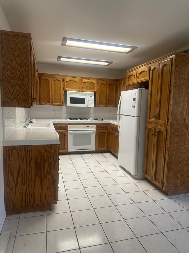 Building Photo - 1542 E Alluvial Ave