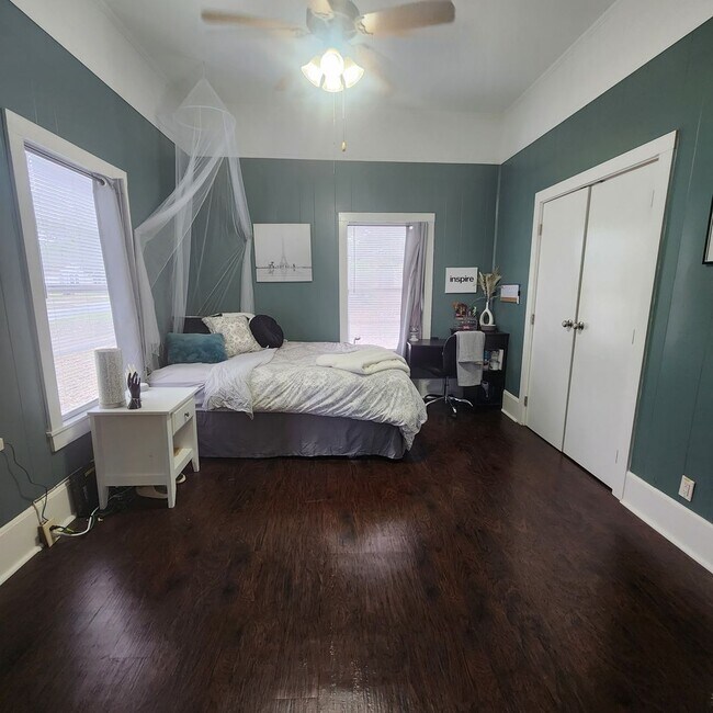 Foto del edificio - Four Bedroom Home Available in July