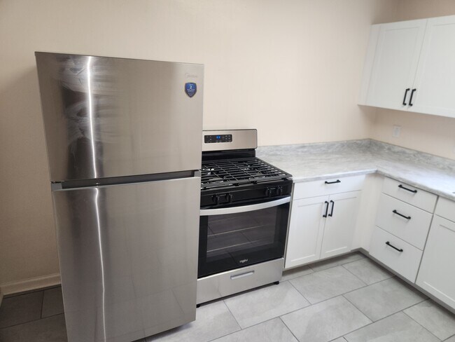 Kitchen - 1918 Sarah St Apartments