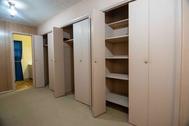 Building Photo - 2 Bedroom 2 Bath Attached Garrage