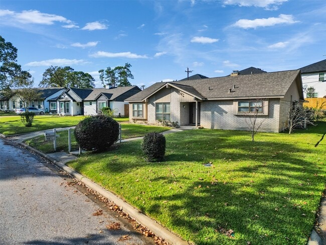 Building Photo - 418 Oakhill Dr