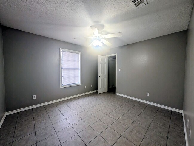 Foto del edificio - Coming Soon! 3/2