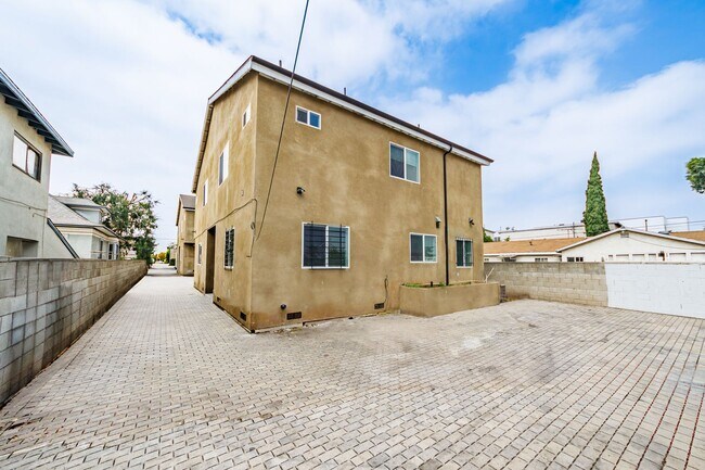Building Photo - Spacious 4-Bedroom, 3-Bath Home – Modern U...