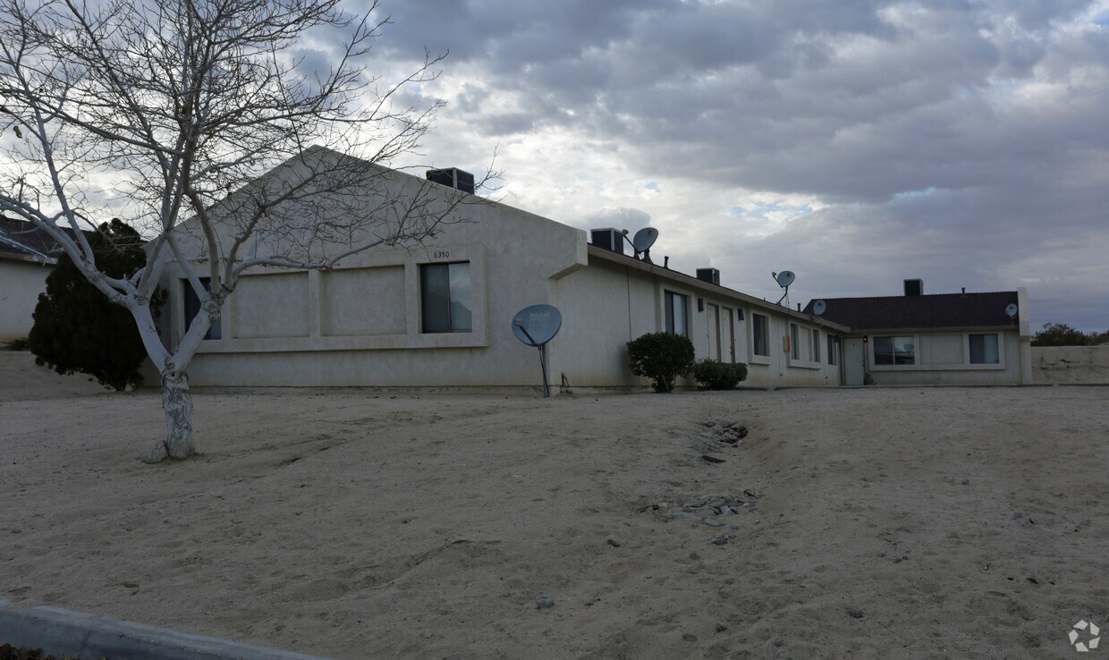 Building Photo - Vista Village