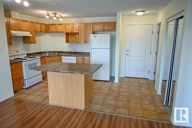 Photo du bâtiment - 330 Clareview Station Dr NW