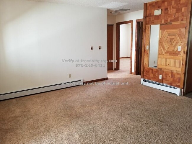 Building Photo - Great 2nd Floor 2 Bedroom Apartment