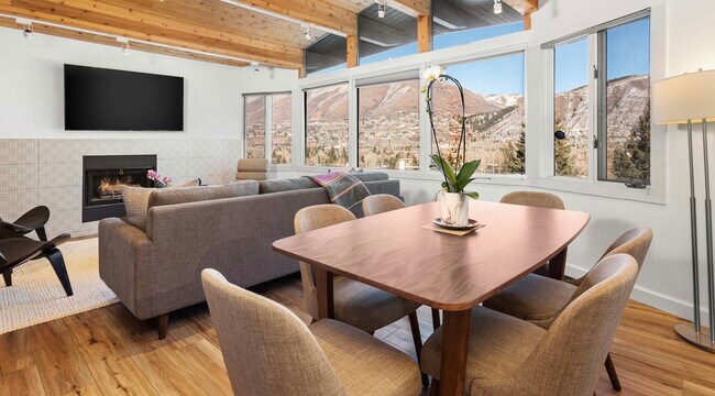 Building Photo - 809 S Aspen St