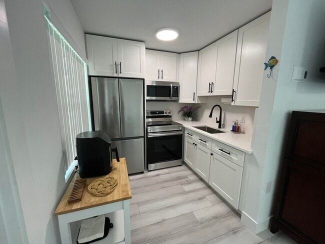 Building Photo - 2060 NE 1st St