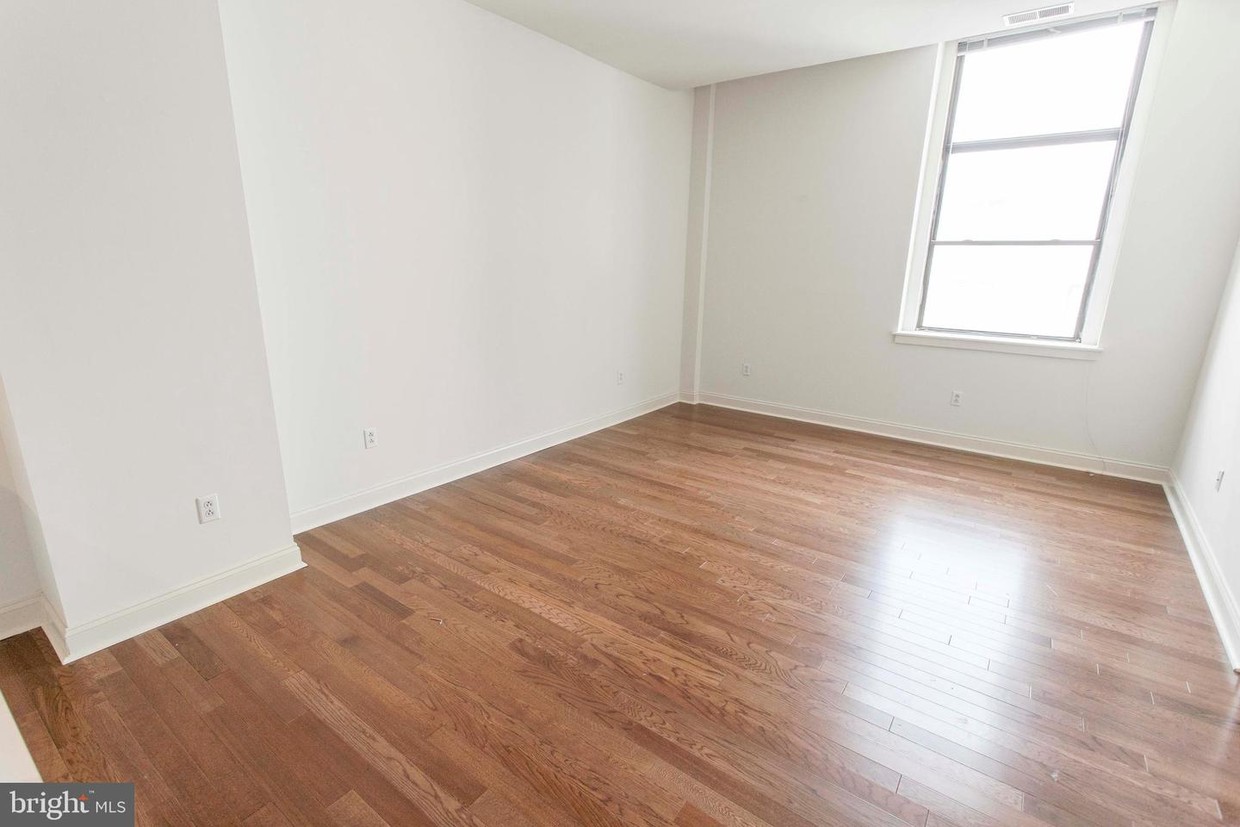 Primary Photo - 1300 Chestnut St