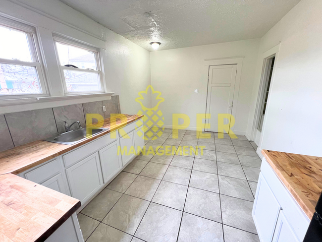 Building Photo - 4 bedrooms 2 bathrooms house with a lot of...