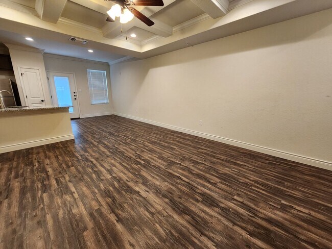 Foto del edificio - 3/2.5/1.5 Fourplex with Granite Countertops, 9ft Ceilings, Fridge, Washer, Dryer / NBISD